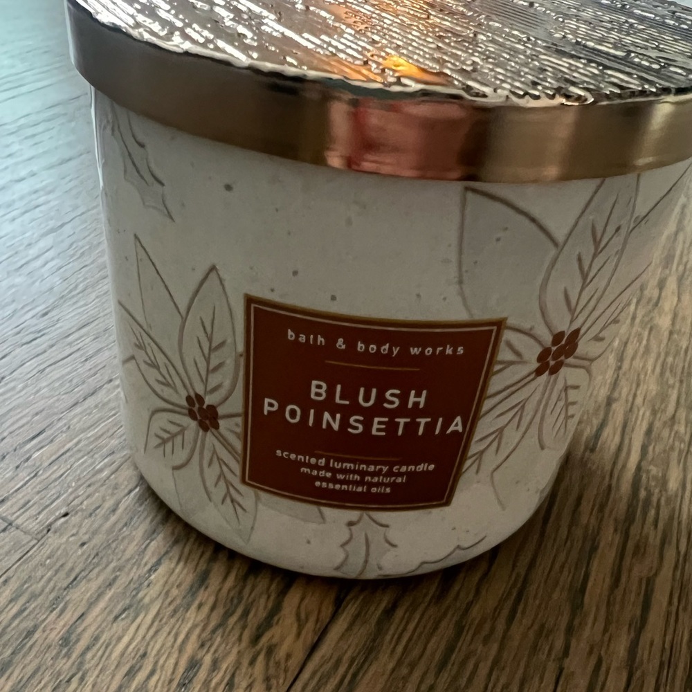 Bath & Body Works Blush Poinsettia 3 Wick Candle!